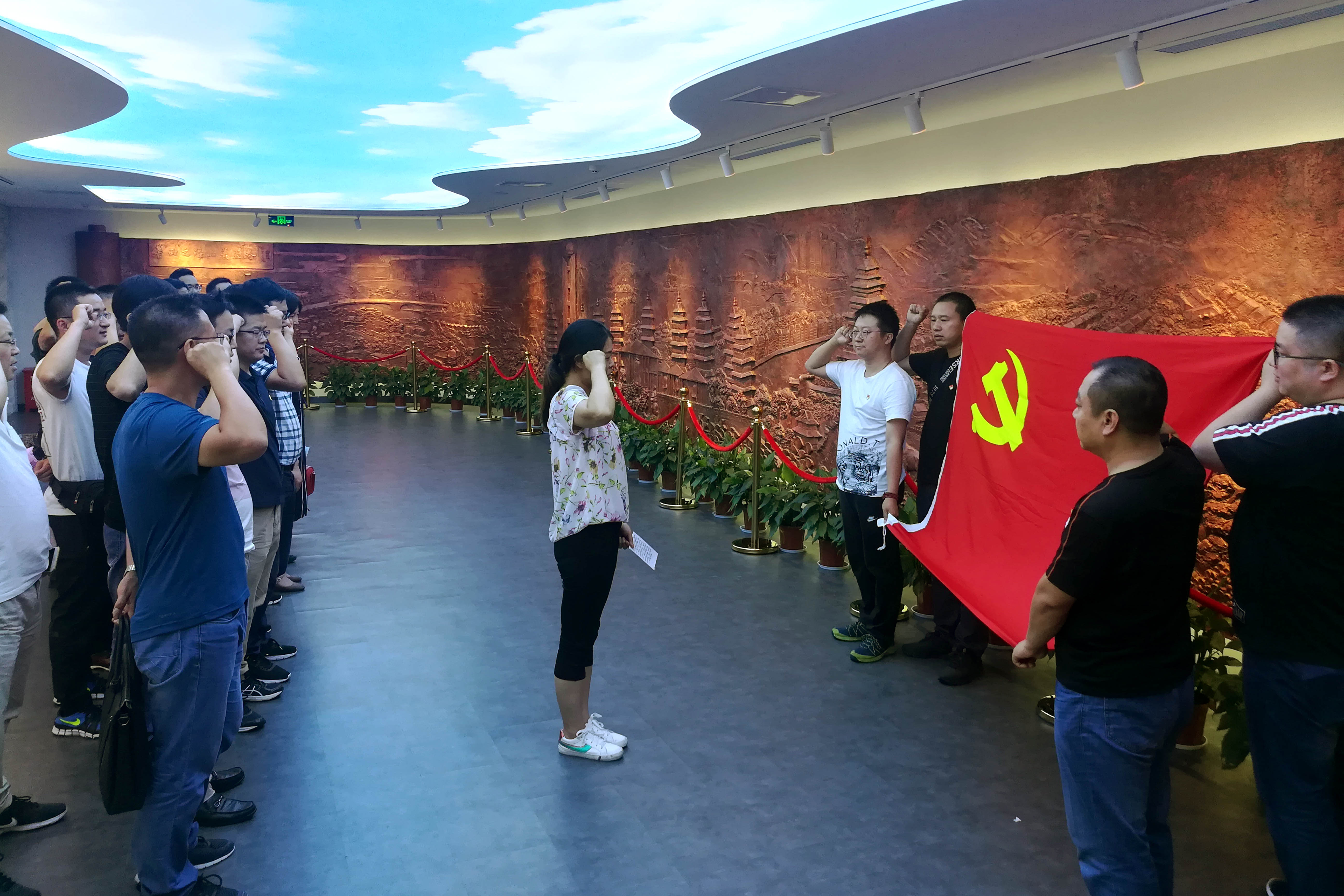 不忘初心、艱苦奮斗，上上電纜黨委組織黨員同志赴華西村參觀學(xué)習(xí)